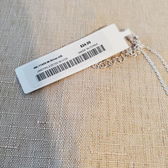 BNWT OAK + FORT Silver Coloured Oval Pendant Necklace - Picture 4 of 7